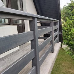Balustrada balkonowa z drewna sosnowego w kolorze antracyt.